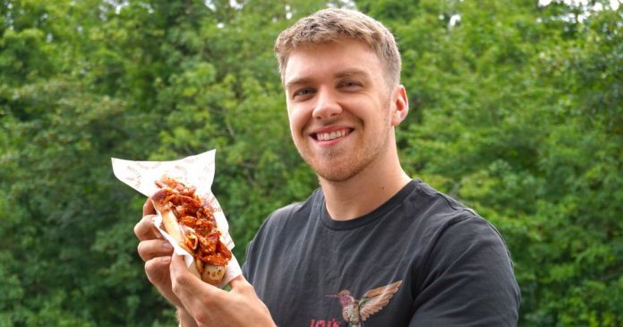 Nottingham graduate refuses top job to open hot dog business in Nottingham

